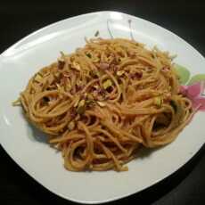 Przepis na Pełnoziarniste spaghetti z sosem cukiniowo - pomidorowym z pistacjami