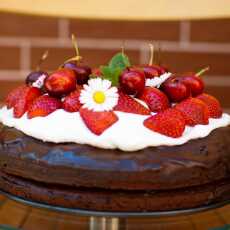 Przepis na Wegański tort czekoladowy przełożony kremem orzechowym z awokado