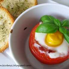 Przepis na Jajko zapiekane w pomidorze z grzankami