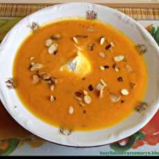 Przepis na Zupa-krem marchewkowo pomarańczowa z migdałami.