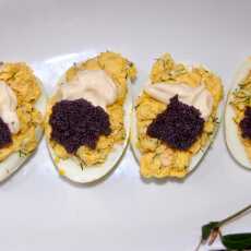 Przepis na Jaja faszerowane łososiem z czarnym kawiorem