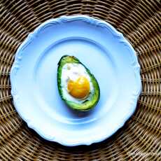 Przepis na Leniwe śniadanie - jajko zapiekane w awokado.