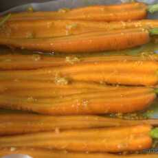 Przepis na Pieczone marchewki w marynacie z imbirem i syropem klonowym