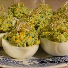 Przepis na Jajka faszerowane brokułami i kiełkami