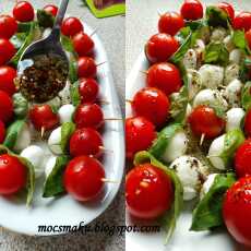 Przepis na Pomidorki z mozzarellą i bazylią 