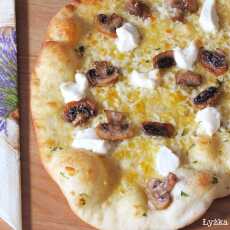 Przepis na Pizza Bianca z mascarpone, parmezanem i pieczarkami