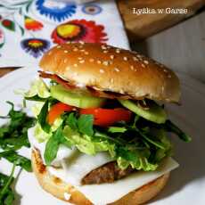 Przepis na Burger z kozim serem i sosem mascarpone z bazylią