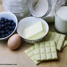 Przepis na Tarta z białą czekoladą i jagodami