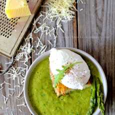 Przepis na Zupa krem z zielonych szparagów i rukoli z grzanką i jajkiem w koszulce