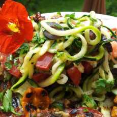 Przepis na Sałatka z cukinią i pomidorami, oliwkami i orzechami włoskimi
