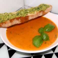 Przepis na Zupa pomidorowa we włoskim stylu z grzanką z pesto