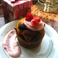Przepis na Migdałowe muffiny z truskawkami kakaowym marcepanem i truskawkową bitą śmietaną.
