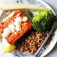 Przepis na Dietetyczny filet z łososia z kaszą gryczaną i warzywami - Symbio