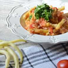 Przepis na Fasolka szparagowa z czerwona cebulą, ryżem i pomidorami