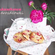 Przepis na Domowe drożdżówki z truskawkami i kruszonką!