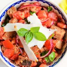 Przepis na Panzanella czyli toksańska sałatka z chleba i pomidorów