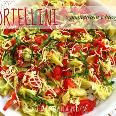 Przepis na Tortellini z pomidorem i bazylią.