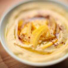 Przepis na Hummus z kiszoną cytryną i chlebki manakish z za’atarem