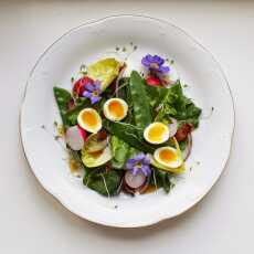 Przepis na Wiosenna sałatka z jajkami przepiórczymi