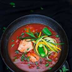 Przepis na Zupa pomidorowa z rybą, cukinią i świeżym ziołami. Giancarlo Russo i Philipiak Milano.