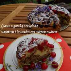 Przepis na Ciasto z gorzką czekoladą, wiśniami i lawendowym cukrem pudrem