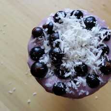 Przepis na Lodowy deser białkowy - kokos i czarna porzeczka