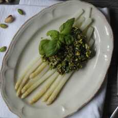 Przepis na Szparagi z pistacjowym pesto