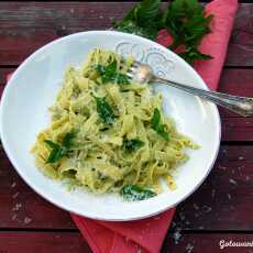 Przepis na Makaron z pesto migdałowym, miętą i bazylią.