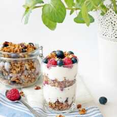Przepis na Jogurt naturalny z malinami, borówką amerykańską oraz z domową granolą