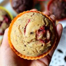 Przepis na Kasztanowe muffinki z truskawkami i gorzką czekoladą