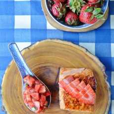 Przepis na Glazurowany miodem łosoś z salsą truskawkowo-pomidorową