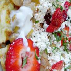 Przepis na Dietetyczny omlet z owocami, jogurtem i domowym dżemem