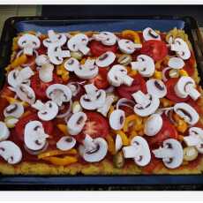 Przepis na Polento-pizza z pieczarkami, pomidorami, papryką i oliwkami