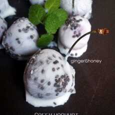 Przepis na Mrożone czereśnie w jogurtowej polewnie z nasionami chia
