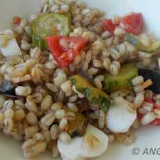 Przepis na Sałatka z kaszy jęczmiennej (pęczak) z warzywami na skwarkach - Pearl barley salad with bacon and vegetables - Insalata di orzo perlato con verdure e pancetta