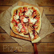 Przepis na Pizza na cienkim cieście z kurczakiem, suszonymi pomidorami i mozzarellą, oraz belgijskie sosy laWilliam