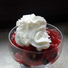 Przepis na Galaretkowy deser z truskawkami, jagodami i czereśniami z bitą śmietaną