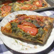 Przepis na Pizza żytnio-pszenna ze szpinakiem, czosnkiem, pomidorami, mozzarellą...