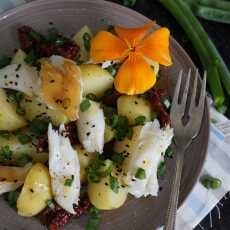 Przepis na Sałatka z młodymi ziemniakami i wędzonym dorszem