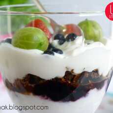 Przepis na Jogurtowy deser śniadaniowy z granolą i owocami
