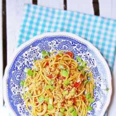 Przepis na Spaghetti w pomidorach z pieczonym kurczakiem i bobem