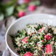 Przepis na Sałatka z rzodkiewką, paluszkami krabowymi, quinoa i jarmużem (Salad with radish, crab sticks, quinoa and kale). 