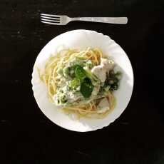 Przepis na Spaghetti z kurczakiem i brokułami w sosie serowym