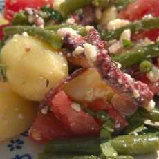 Przepis na Ośmiornica, ziemniaki, fasolka i pomidory w letniej sałatce