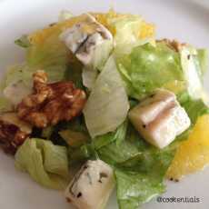 Przepis na Sałatka z orzechami i serem gorgonzola