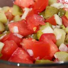 Przepis na Sałatka z ogórka konserwowego i pomidora 