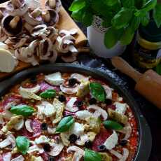 Przepis na Pizza owsiana z karczochami, salami i czarnymi oliwkami