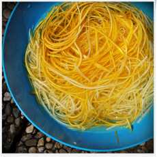 Przepis na Cukiniowe spaghetti z bakłażanem, pieczarkami i grochem