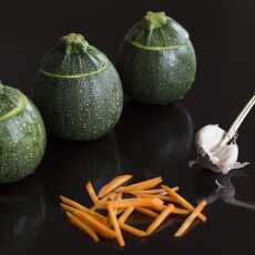 Przepis na Cukinia faszerowana warzywami i gorgonzolą