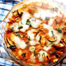 Przepis na Kasza jaglana zapiekana z sosem pomidorowym z dodatkiem pieczonejcukinii i mozzarelli.